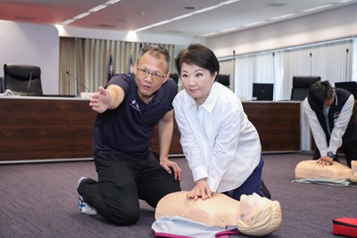 盧市長與中市府各局處首長及區長一同參與CPR及AED實作訓練