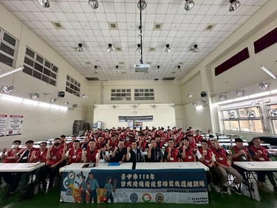 消防局戴副局長峻焜與臺中市115年替代役備役役男防災救護組召訓第一梯學員合照留念