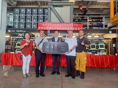 林傳全先生捐贈消防警備車由局長孫福佑代表受贈並致贈感謝狀表達感謝