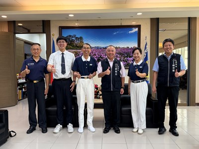 慈濟中區合心災害應變中心副召集人黃洲堯師兄(左3)、中區慈警會合心謝美珠師姊(右2)蒞_0
