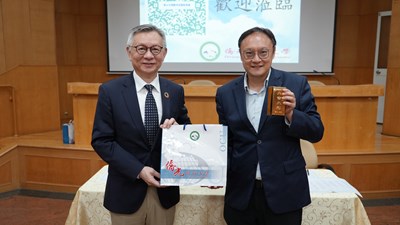3僑光科技大學余致力校長與鄭副市長互贈紀念品