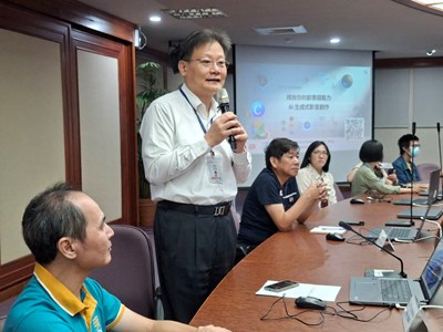 主圖：李逸安局長開場致詞勉勵同仁