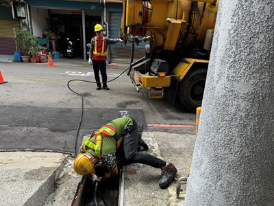 清潔隊執行清淤作業(2)