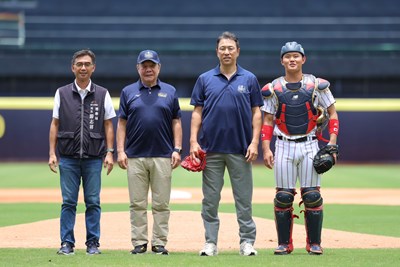 運動局長游志祥代表市長盧秀燕出席開球，感謝黑田博樹力挺賽事(中華民國棒球協會提供)