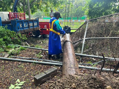 針對颱風期間接獲的積淹水、路樹、水利設施及土石災巴威颱風期間，水利局接獲路樹倒塌通報，立即調度人力與機具進場處理。