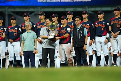 運動局長游志祥與現場貴賓頒發冠軍獎盃給日本隊