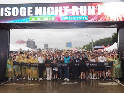 （首圖）融合夜跑、炫光及舞蹈的「2026 VISOGE夜跑派對－台中場」中央球場起跑