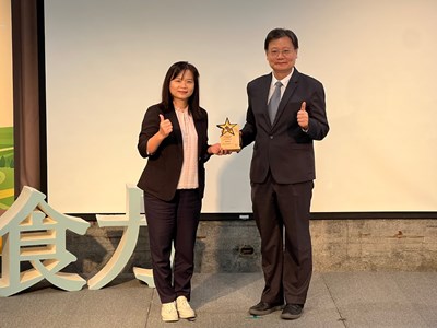 台中市榮獲食育力城市大調查五星城市殊榮，由農業局李逸安局長代表受獎。
