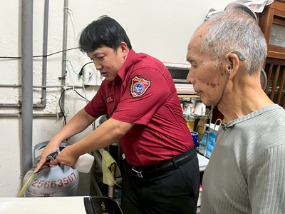 訪視民眾家中液化石油氣使用情形，並宣導瓦斯管線自主檢查及正確用氣安全觀念_0