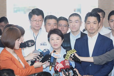 台中市長盧秀燕今（24）赴立法院議場前受訪毒油事件