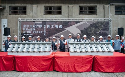 黃副市長帶領貴賓將屋瓦掛上祝福工程順利圓滿
