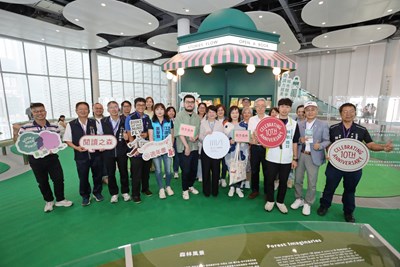 主圖-散步森林-臺中市圖十週年書展合影