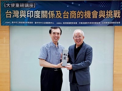 工策會總幹事陳學聖贈送前駐印度代表翁文祺台中特產_0
