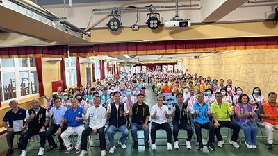 與會貴賓及全體志工合影留念。