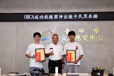 兩名學生依照119執勤員指示實施CPR及AED電擊，成功挽救一名16歲少年寶貴生命