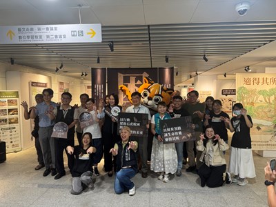 石虎保育雙連展臺中農業局施愛燕專委、國資圖副館長與石虎家族、各保育機關及協會大