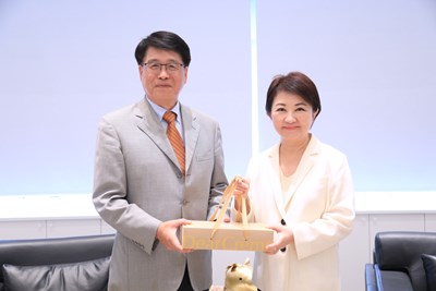 盧市長致贈伴手禮