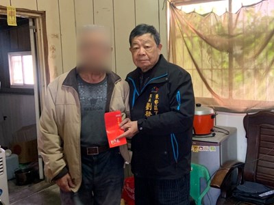 七連霸東勢下新里長劉發現辭世(右)，畢生奉獻地方建設，山城鄉親不捨送別