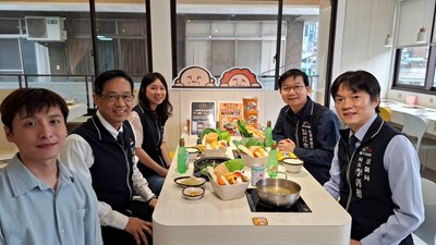 經發局長張峯源邀請法制局長李善植、客委員主任委員江俊龍走訪巷弄火鍋店家