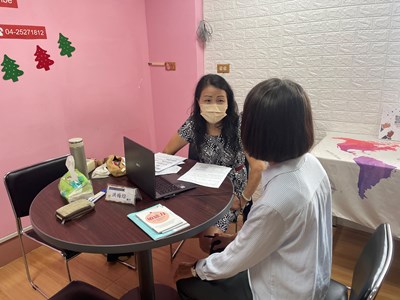 履歷健診，求職者與顧問討論履歷撰寫與未來職涯方向。