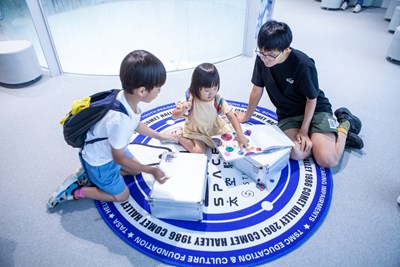 民眾可以取下旅行箱，帶著自己的「乳牙行李」在展區內找個喜歡的角落閱讀
