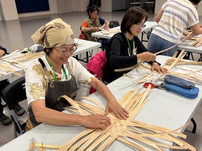 取纖工作坊學員體驗月桃編織
