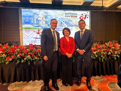 鄭副市長代表盧市長出席新加坡國慶酒會，偕研考會主委林鼎超與新加坡駐台代表符秀麗合影致賀。