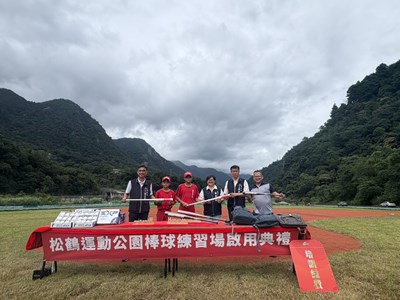 運動局游局長與教育局蔣局長代表市長致贈比賽用球棒、練習球與背包