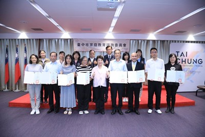 市長與115至117年度家庭教育諮詢會全體委員合影留念
