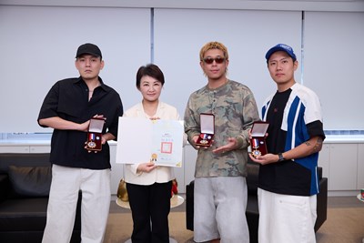 台中市長盧秀燕今（11）日頒發「臺中市榮譽獎章」予玖壹壹成員春風、洋蔥及健志，肯定