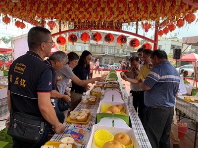 評審委員進行官能品評