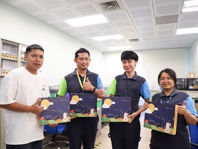 中捷員工開心收到中秋禮盒。
