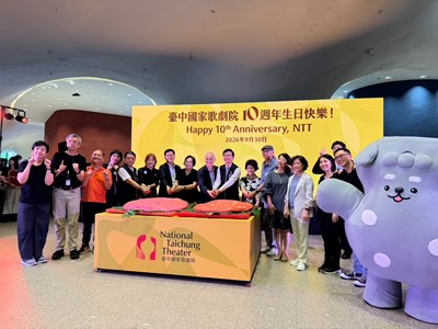 現場貴賓一同開粄，為歌劇院 10 週年生日送上祝福。