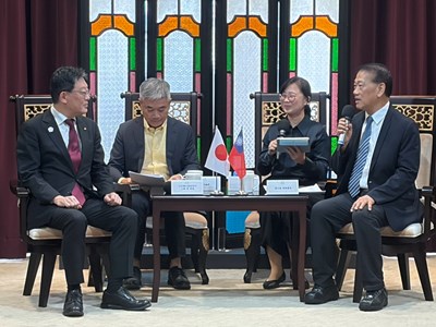 日本友好城市大分縣政府企劃振興部上城哲部長率團拜會台中市府，由張大春副秘書長代表接待。