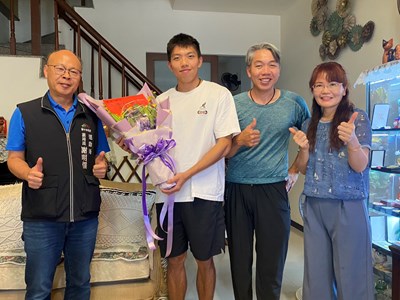 （主圖）林仲威亞運男子400公尺跨欄摘銅，為臺灣睽違28年再奪該項目獎牌，謝明儒副局長代表市府前往家中致賀。