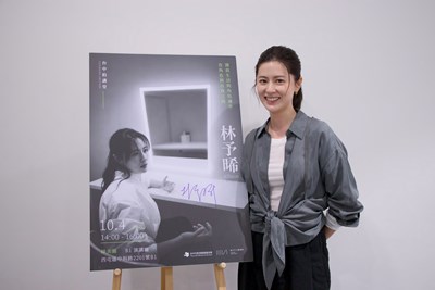 （首圖）林予晞為台中拍講堂海報簽名留念
