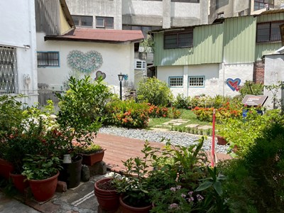 1中區柳川段二小段土地由里長認養，透過植栽綠美化及周邊牆面修飾，打造小而精緻的休