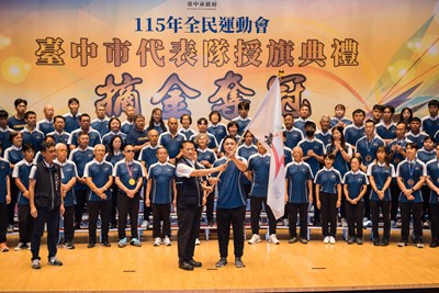 張副秘書長授旗給滑輪溜冰好手易伯澔