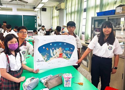 學生們合力完成作品。