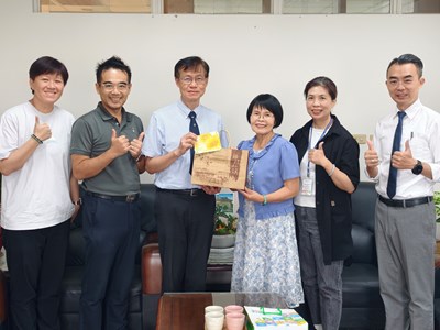 局長、捐款人、南屯區惠文國小校長及學務室主任合照