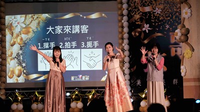 主持人與台下民眾進行客語互動_