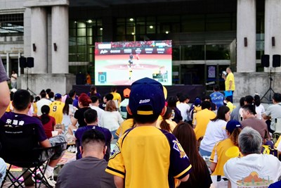 球迷齊聚大螢幕前，投入賽事直播