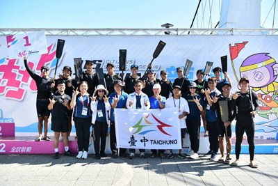 龍舟公開混合組10人座級直道競速100公尺奪下金牌