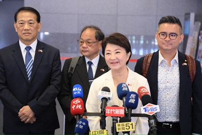28小時燕子來回沖繩三大任務！盧市長率66對新人高空證婚