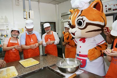 花博「虎媽」台中首亮相 為林市長伉儷伊甸做月餅按個讚