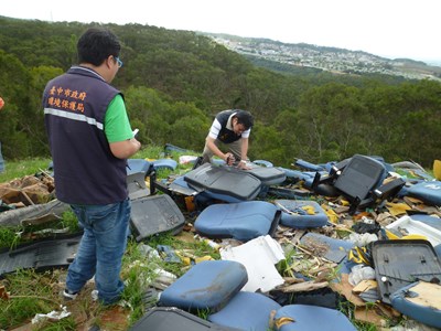 大肚第七公墓遭傾倒廢棄物 中市檢警環查獲2名涉案人移送法辦
