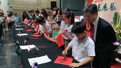 中市12校師生書法作品展開幕 教育局長邀共賞文字之美