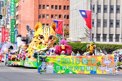 雙十國慶預演  台中花博石虎花車超吸睛