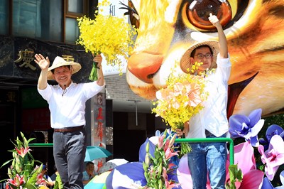 總統府國慶花車嘉年華 林市長搭花博石虎花車驚喜現身