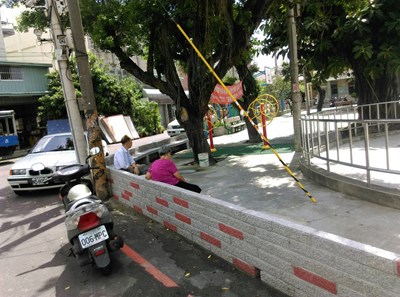 太平老舊活動中心廣場花檯破損老榕樹傾倒 市府修繕完成